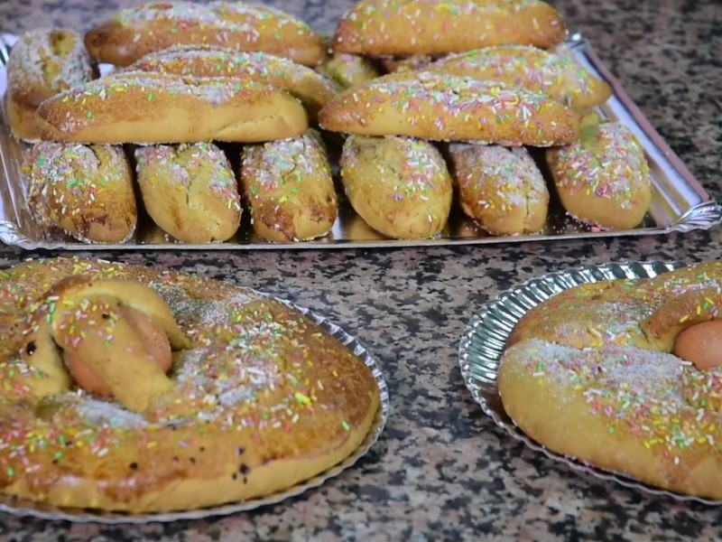 Los bollos y bollas son unos dulces con mucha tradición en carnaval. Un legado de los antepasados que ya venían preparándose para esta fiesta carnavalesca. Aunque se producen en gran cantidad para el carnaval, el resto del año se puede seguir degustando en la localidad toledana de Calera y Chozas, debido a su exquisitez y popularidad, pues son unos dulces muy requeridos por los vecinos de este y de otros pueblos del valle. El bollo de carnaval - Calera y Chozas